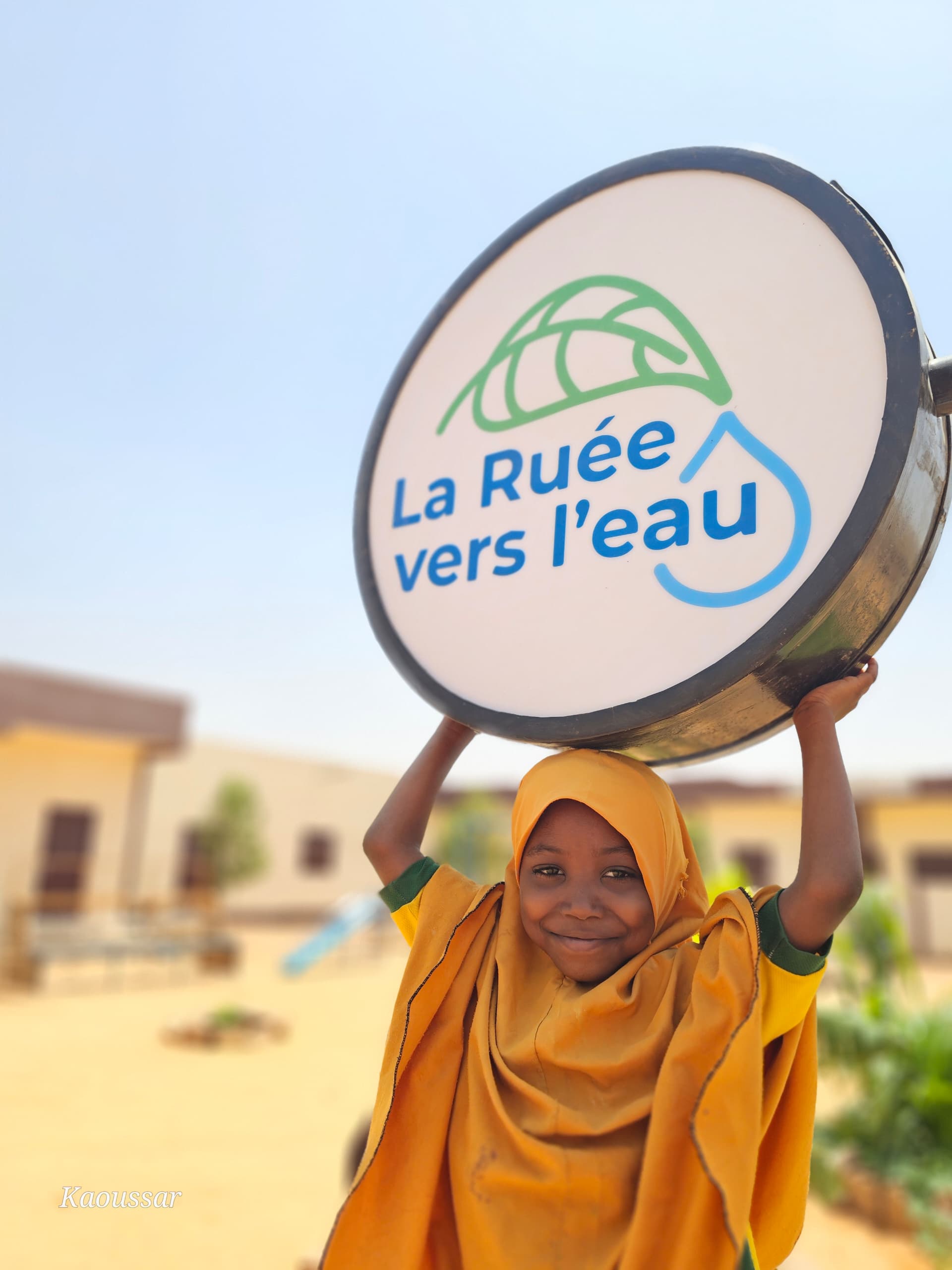 Fillette souriante avec le bidon La Ruée Vers l'Eau