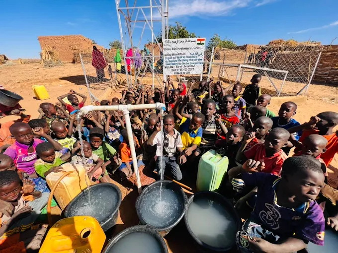 Enfants au point d'eau au Niger